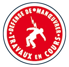 Macaron de consignation. Matière plastique. Fixation par: suspension trou Ø10mm ou magnétisme sur support métallique. Texte "DEFENSE DE MANUVRER-TRAVAUX EN COURS". Pictogramme "DANGER D'ELECTROCUTION".  1 zone identification de l'opérateur