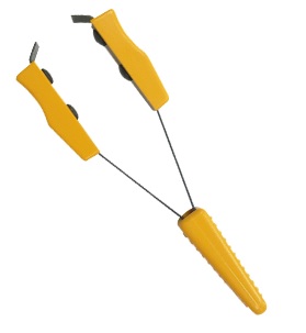 Pince gratte fils pour enlever la protection vernie des fils de cuivre.